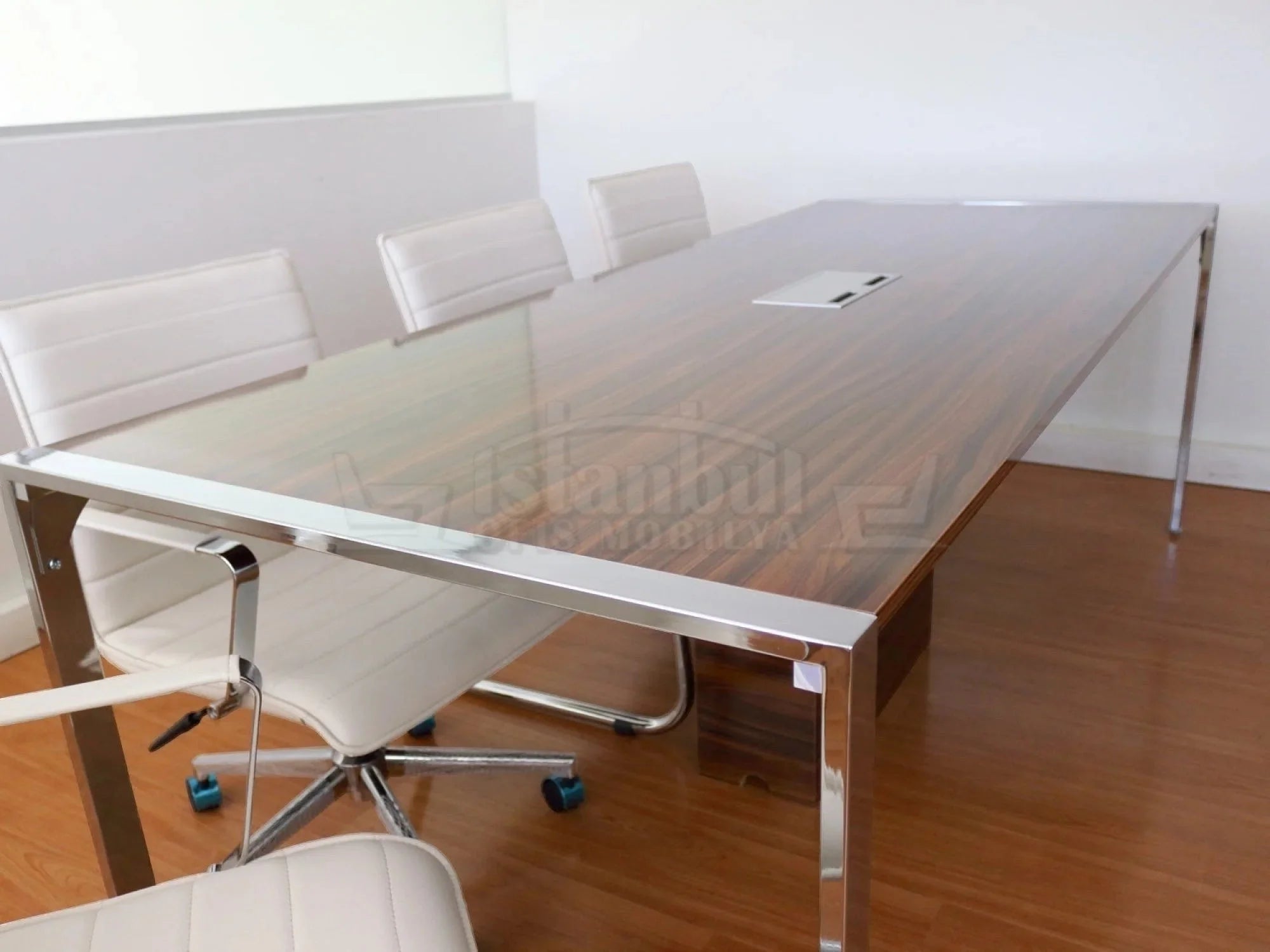 İstanbul Ofis Mobilya modern ceviz ahşap yüzeyli, krom U ayaklı ve priz sistemli şık toplantı masası